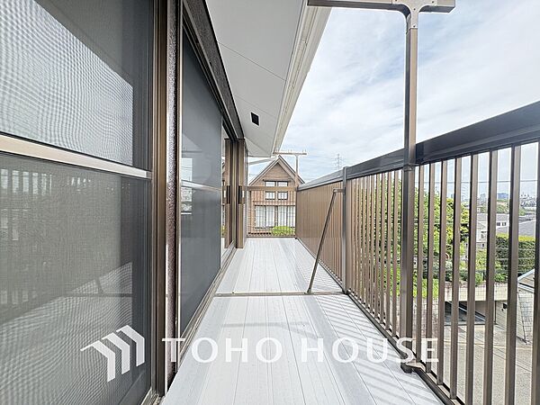 日当たりの良いバルコニーで晴れの日の洗濯物も楽しみになりますね