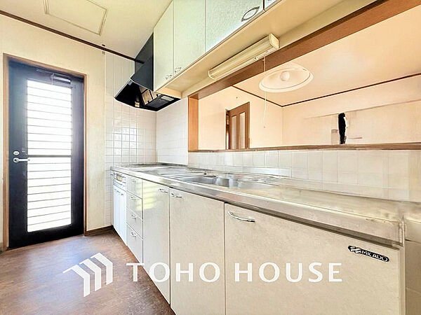 シンプルな部屋の雰囲気に溶け合うナチュラルキッチン(現地には家具があります)