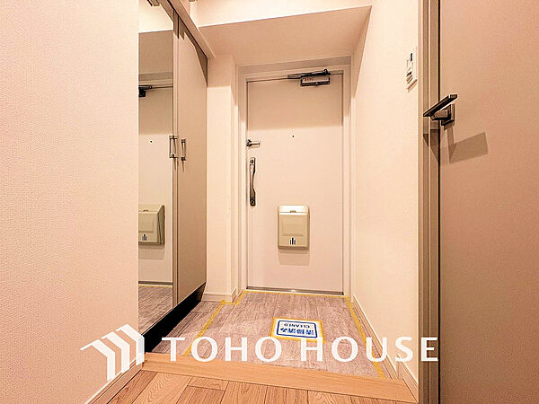 飾り過ぎないシンプルな内装の玄関