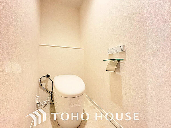 トイレには快適な温水洗浄便座付
