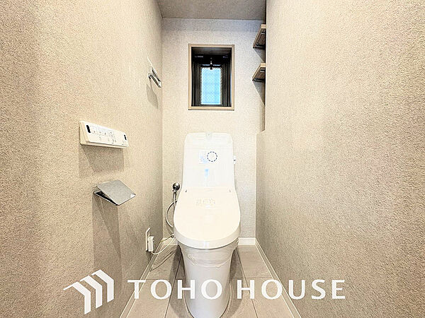 トイレには快適な温水洗浄便座付
