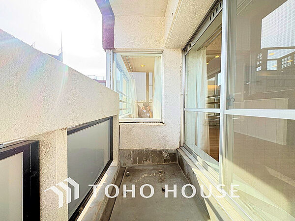 日当たりの良いバルコニーで晴れの日の洗濯物も楽しみになりますね