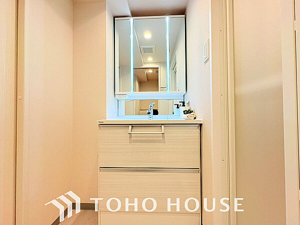 大きな洗面鏡付き、朝の身支度も楽しくなりますね