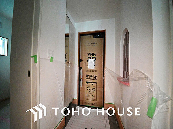 優しい雰囲気の玄関、家族の帰りを暖かく迎えてくれます（工事中です）