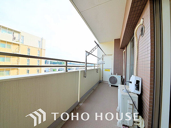 日当たりの良いバルコニーで晴れの日の洗濯物も楽しみになりますね
