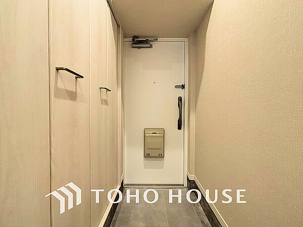 落ち着いた雰囲気の玄関、家族の帰りを暖かく迎えてくれます
