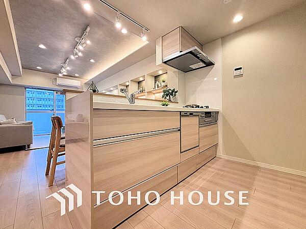 シンプルな部屋の雰囲気に溶け合うナチュラルキッチン