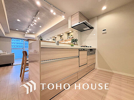 シンプルな部屋の雰囲気に溶け合うナチュラルキッチン