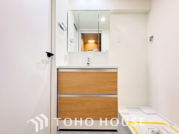 大きな洗面鏡付き、朝の身支度も楽しくなりますね