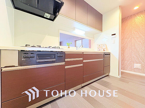 シンプルな部屋の雰囲気に溶け合うナチュラルキッチン