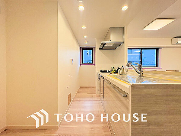 シンプルな部屋の雰囲気に溶け合うナチュラルキッチン