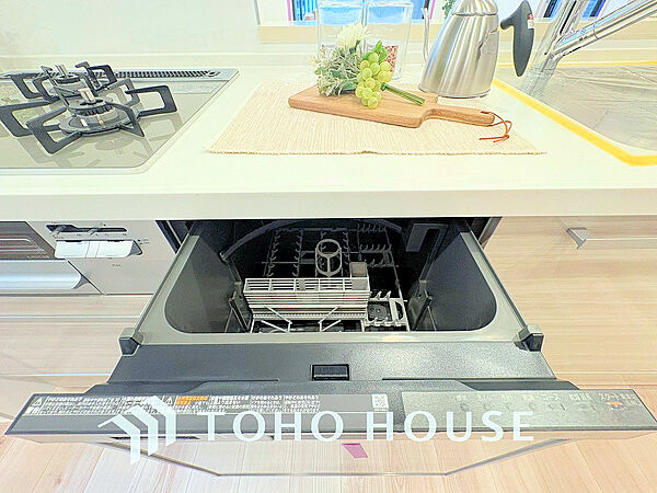 ビルトイン式食洗機を完備した、機能性に優れたシステムキッチン