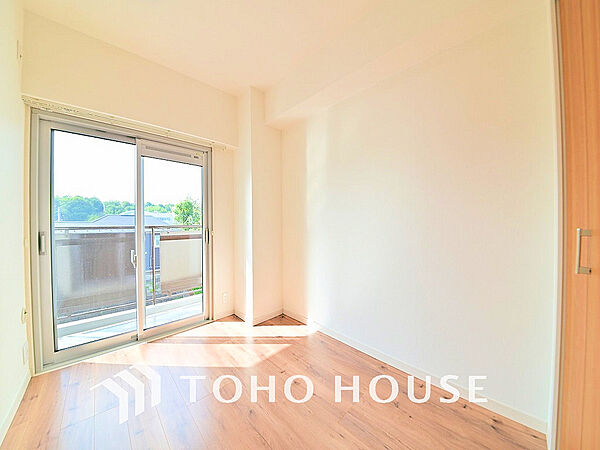 採光もある洋室は、くつろぎのひと時を過ごすのにぴったり
