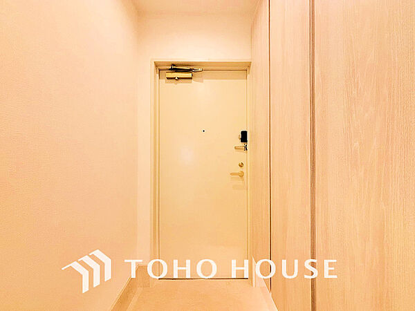 落ち着いた雰囲気の玄関、家族の帰りを暖かく迎えてくれます