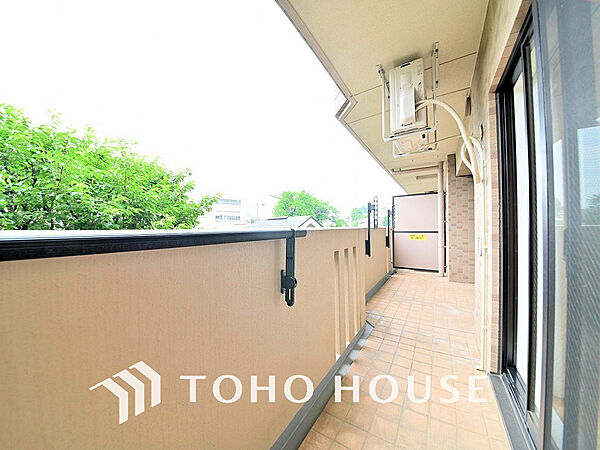 日当たりの良いバルコニーで晴れの日の洗濯物も楽しみになりますね