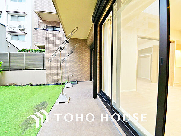 日当たりの良いバルコニーで晴れの日の洗濯物も楽しみになりますね