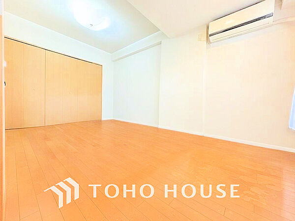 シンプルですっきりとした室内は飽きのこない居心地の良い雰囲気(現地には家具があります)