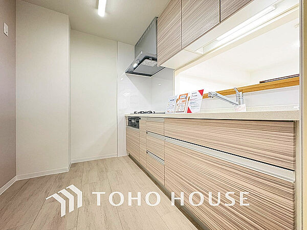 シンプルな部屋の雰囲気に溶け合うナチュラルキッチン