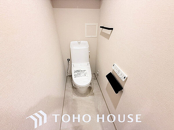トイレには快適な温水洗浄便座付