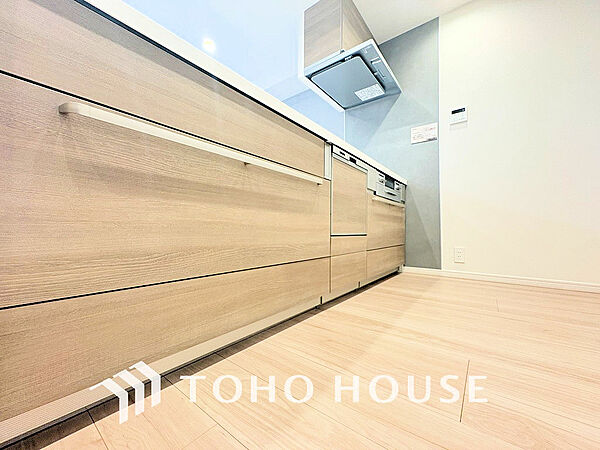 シンプルな部屋の雰囲気に溶け合うナチュラルキッチン