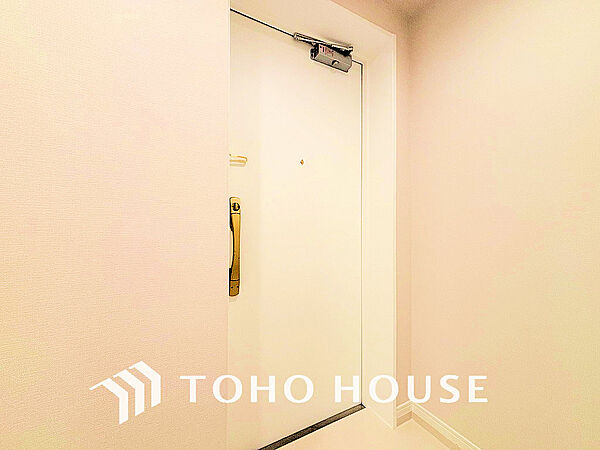 落ち着いた雰囲気の玄関、家族の帰りを暖かく迎えてくれます
