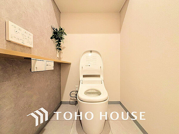 トイレには快適な温水洗浄便座付
