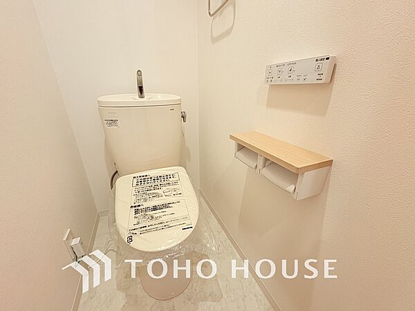 トイレには快適な温水洗浄便座付