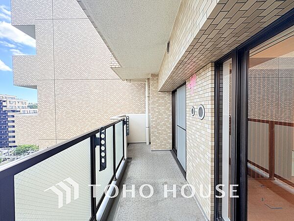 日当たりの良いバルコニーで晴れの日の洗濯物も楽しみになりますね
