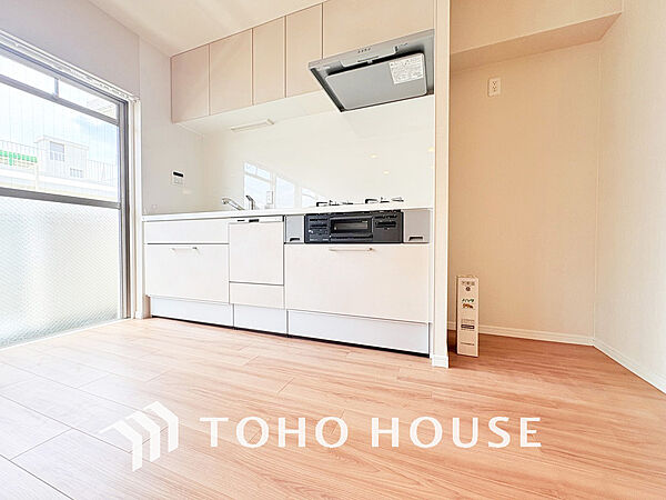 シンプルな部屋の雰囲気に溶け合うナチュラルキッチン