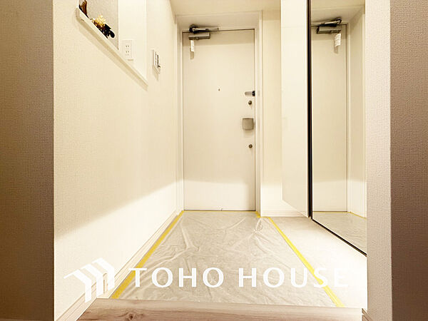 飾り過ぎないシンプルな内装の玄関