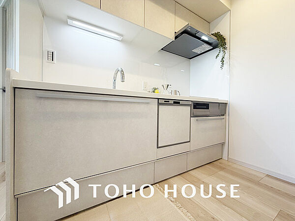 シンプルな部屋の雰囲気に溶け合うナチュラルキッチン