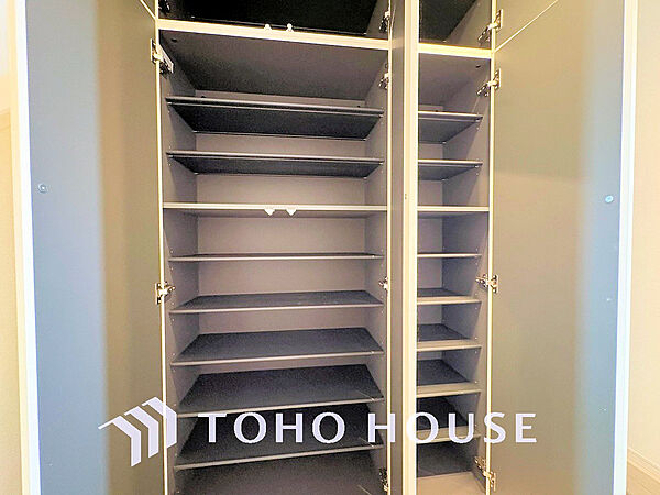 天井まである玄関収納はご家族分の履物も余裕で収納可能