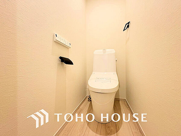 白いクロスにより清潔感のあるトイレ