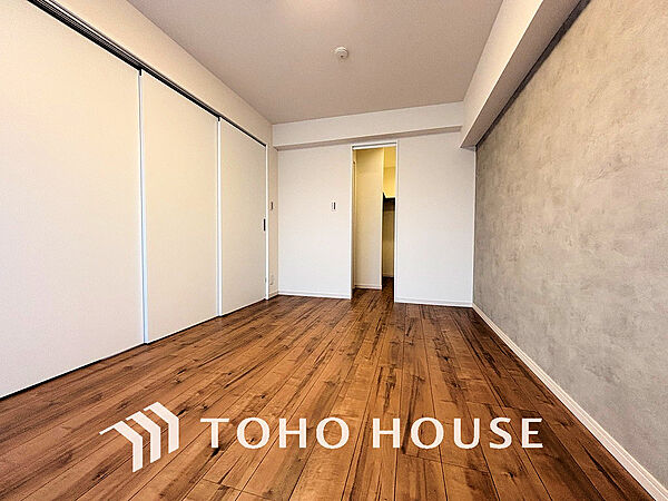 シンプルですっきりとした室内は飽きのこない居心地の良い雰囲気
