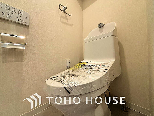 トイレには快適な温水洗浄便座付