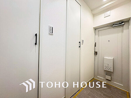 落ち着いた雰囲気の玄関、家族の帰りを暖かく迎えてくれます
