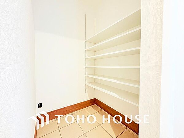 大型荷物も安心、玄関にはたっぷり収納の「シューズインクローク」付きです