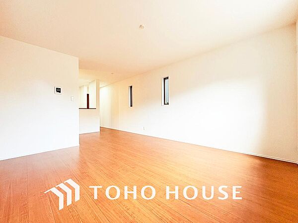 光が注がれる青い空から鮮やかに赤色にゆっくりと染まる。そんな優しい時間がここでは流れてゆく。