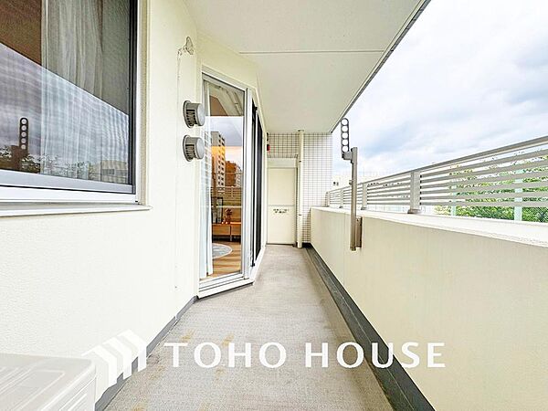日当たりの良いバルコニーで晴れの日の洗濯物も楽しみになりますね