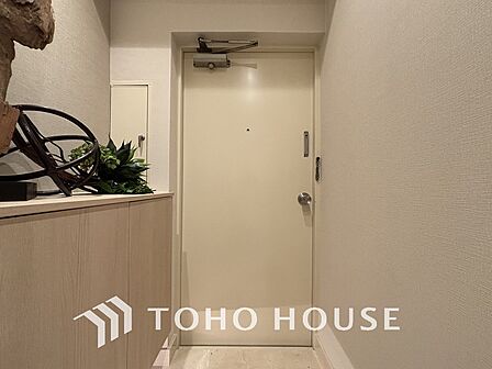飾り過ぎないシンプルな内装の玄関