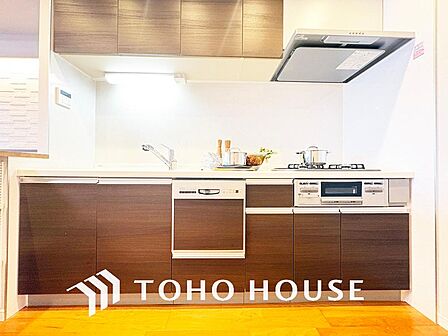 シンプルな部屋の雰囲気に溶け合うナチュラルキッチン
