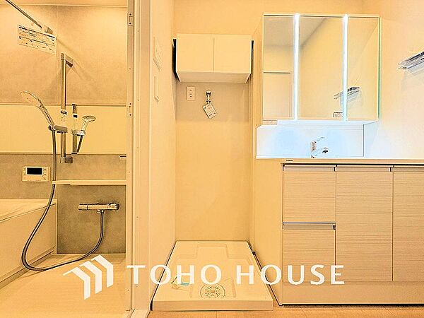 大きな洗面鏡付き、朝の身支度も楽しくなりますね