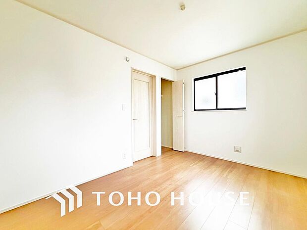 採光もある洋室は、くつろぎのひと時を過ごすのにぴったり