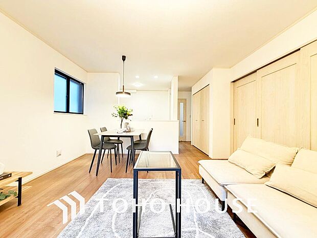 明るいLDKは自然と家族が集まる場所に
