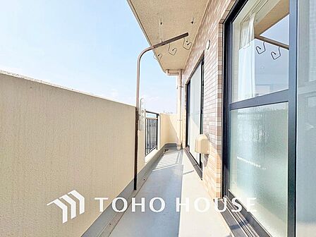 日当たりの良いバルコニーで晴れの日の洗濯物も楽しみになりますね