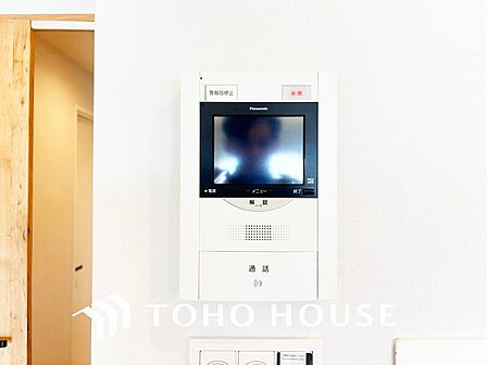 「モニターホン」誰が来てもわかる様にモニター付きインターホンを設置。快適と安らぎを合わせた優しい設計。