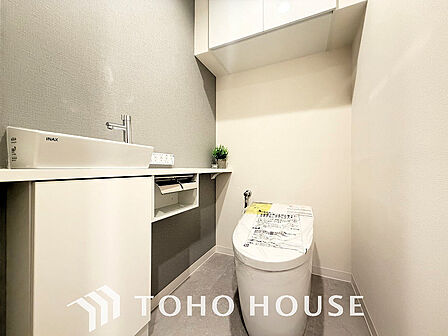 トイレには快適な温水洗浄便座付