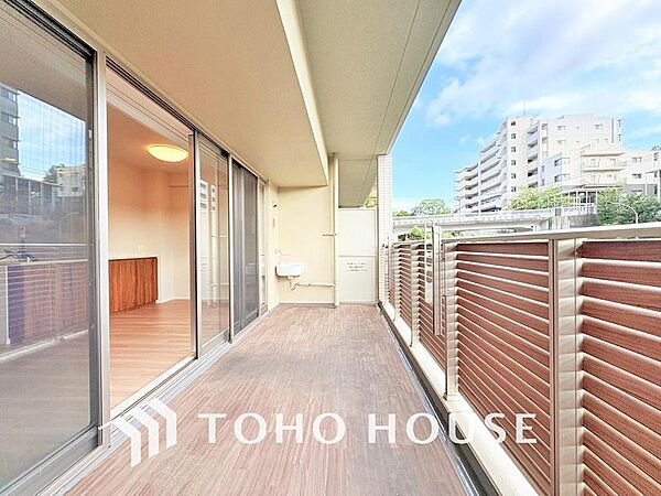日当たりの良いバルコニーで晴れの日の洗濯物も楽しみになりますね