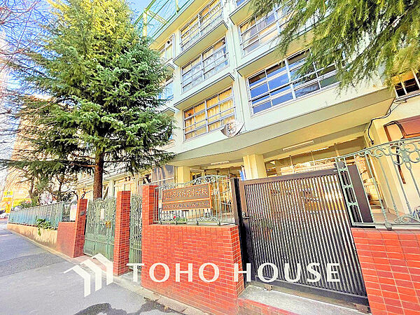 渋谷区立原宿外苑中学校　距離450m