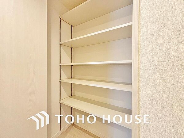 建物内部の収納には拘りました。共有部分に設けた収納。お荷物が多い方にも安心です。